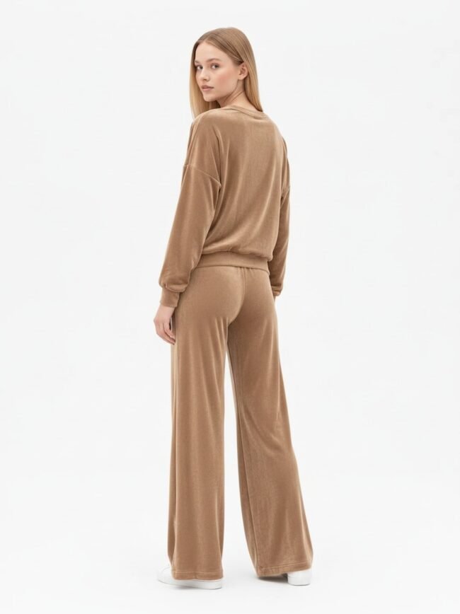 Γυναικείο Σετ Φόρμας Κάμελ 2 Back view of a person in a camel-brown velour loungewear set with a loose top and wide-leg pants, white sneakers visible.