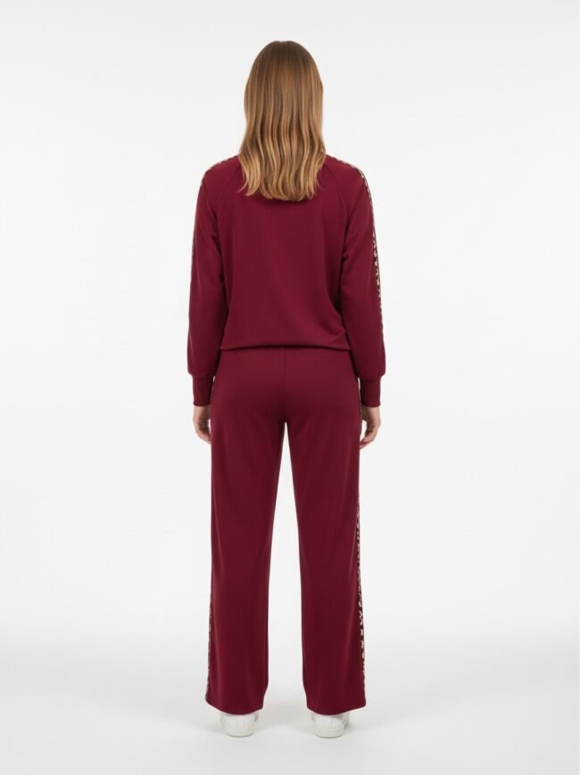 Σετ Μπορντό με Λεοπάρ 3 Back view of a person wearing a burgundy loungewear set with wide-leg pants and a matching top, white sneakers visible at the bottom, against a plain light background.