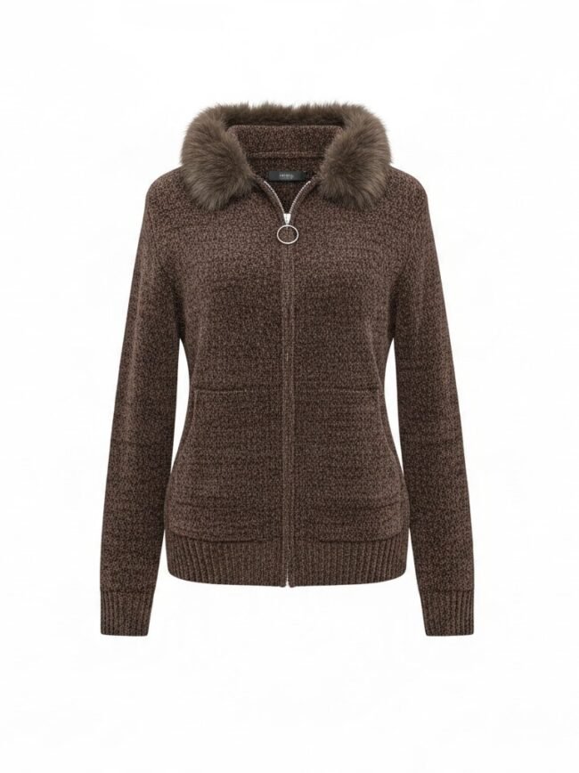 Γυναικεία ζακέτα καφέ Brown knit jacket with a faux fur collar, front zip with a ring pull, and two front pockets.