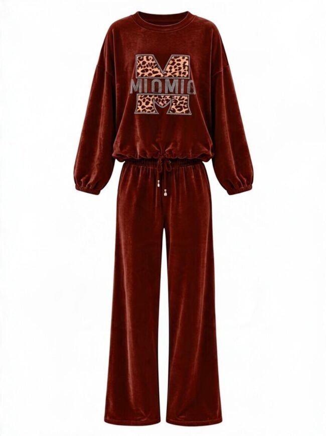 Μπορντό Σετ 1 Wine-red velvet loungewear set: cropped-sleeve top and wide-leg pants with a drawstring waist and a leopard-print M logo on the chest.